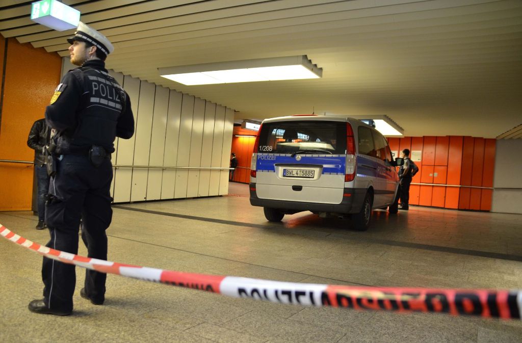 Die Polizei sperrt den Tatort in der Unterführung der Stadtbahn-Haltestelle Stadtbibliothek ab.