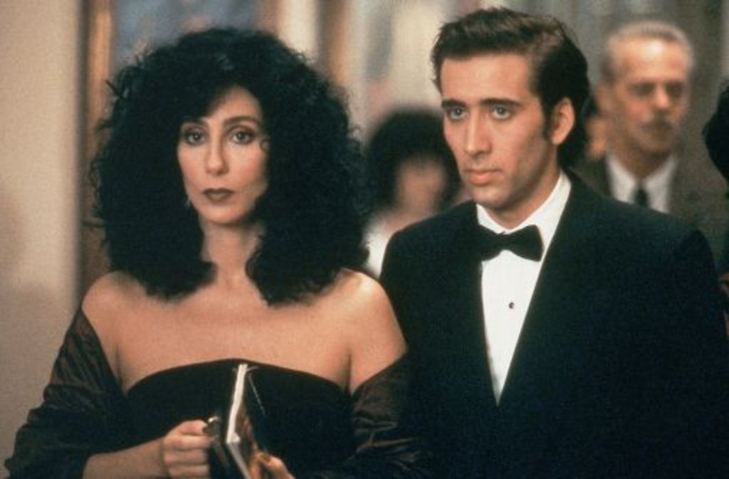 ... Seite von Nicholas Cage spielt sie in "Mondsüchtig" (1987) eine Frau, die sich Hals über Kopf in den jüngeren Bruder ihres Verlobten verliebt und nimmt für ihre Leistung den Oscar für die beste Hauptrolle und einen Golden Globe mit nach Hause.