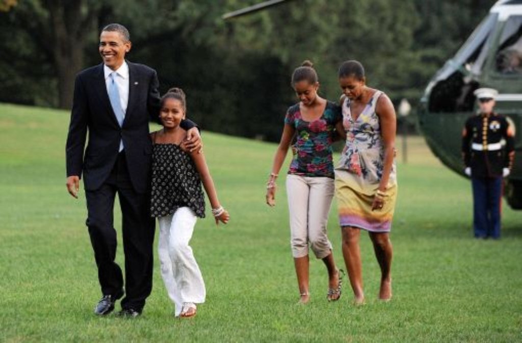 Barack Obama (links), First Lady Michelle Obama (rechts) und ihre Töchter Malia (zweite von links) and Sasha (zweite von rechts) kommen am 29. August 2010 von ihrem Urlaub zurück ins Weiße Haus.