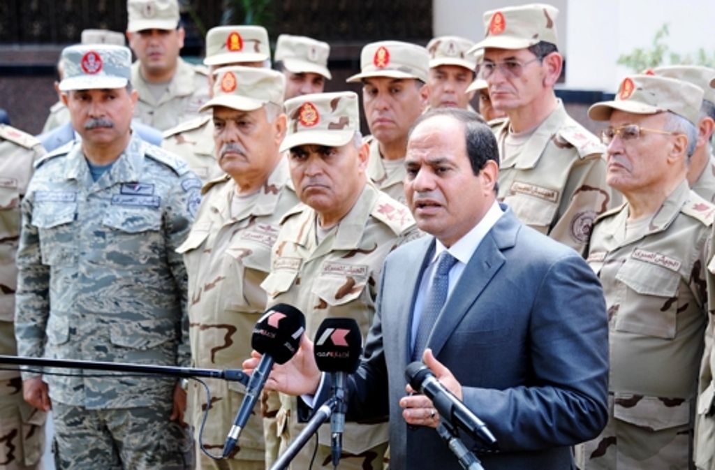 Abdel Fattah al-Sisi (rechts), der zum Zeitpunkt des Militärputschs Oberbefehlshaber der Streitkräfte und Verteidigungsminister ist, wird Ende Mai 2014 zum neuen Präsident Ägyptens gewählt.