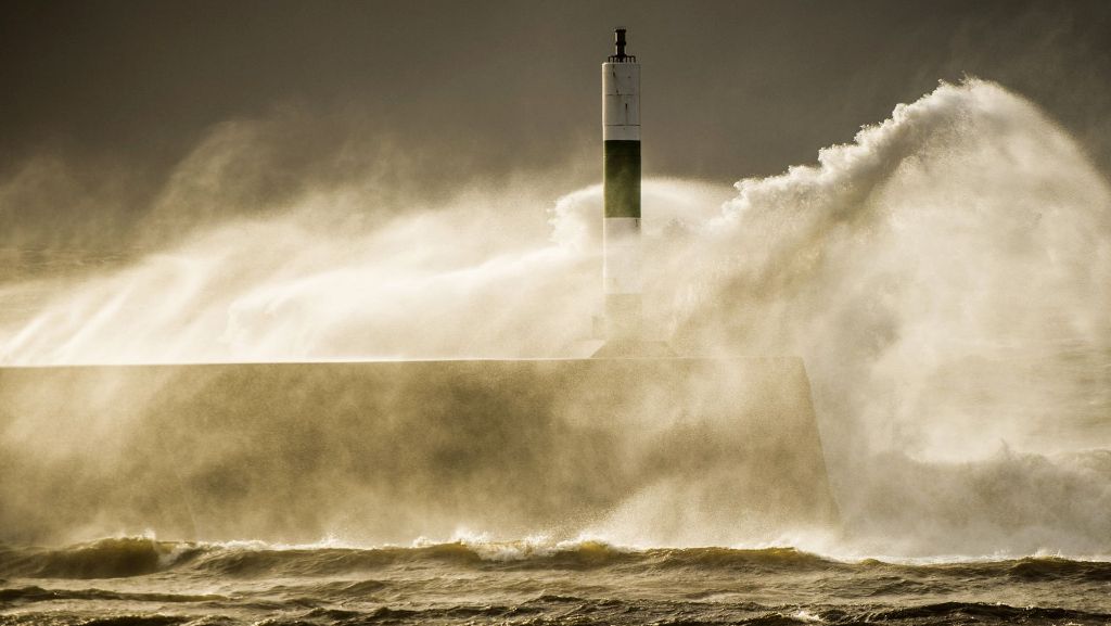  In Irland kostete „Ophelia“ mindestens drei Menschen das Leben. Es herrschte Chaos, Tausende hatten keinen Strom. Am Dienstag soll sich dort die Lage normalisieren. Der Sturm zieht in Richtung Schottland. 