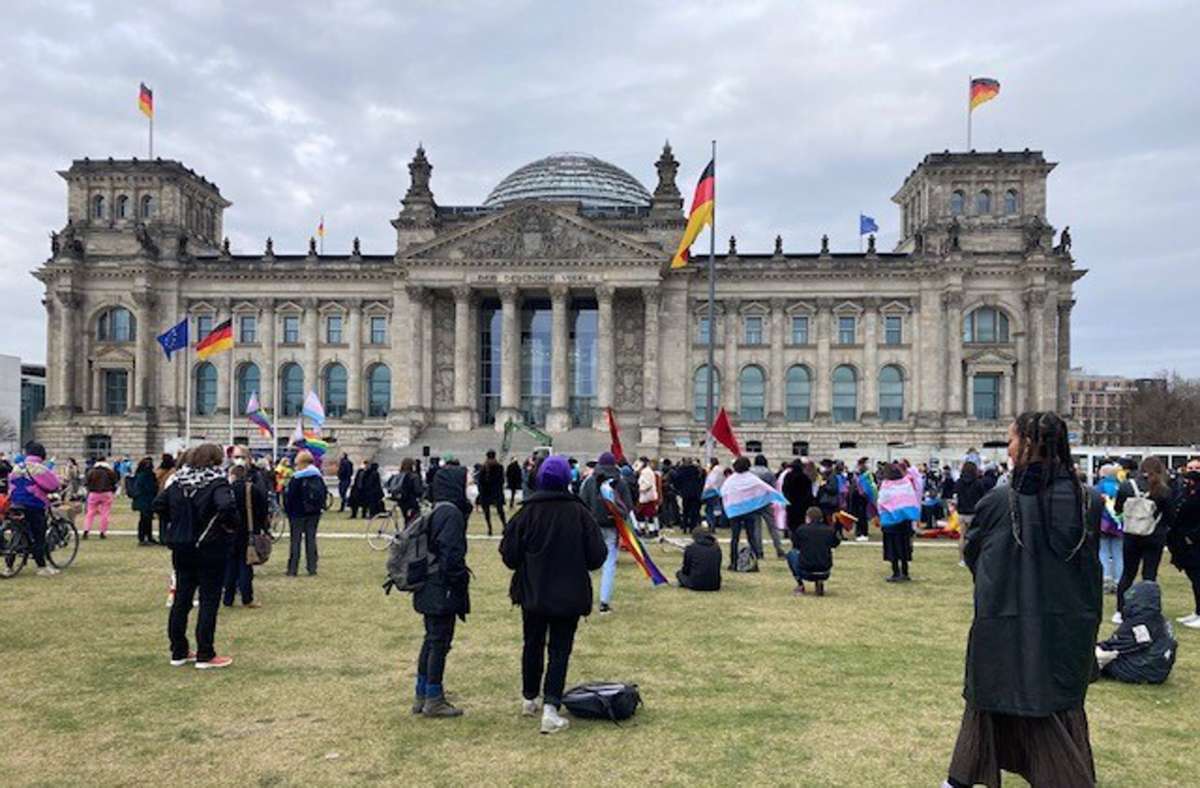 Insgesamt versammelten sich laut Angaben der Polizei Berlin etwa 150 Personen vor dem Reichstagsgebäude.