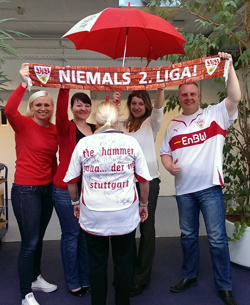 NIEMALS 2. LIGA!! Der Edelfan Angelika Huber mit ihren Kollegen #jetztweissrot