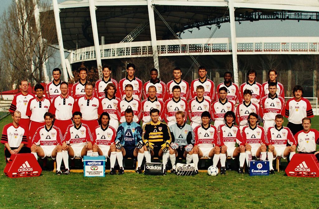 Vorne Mannschaft, hinten Stadion – das Bild für die Saison 1998/1999.