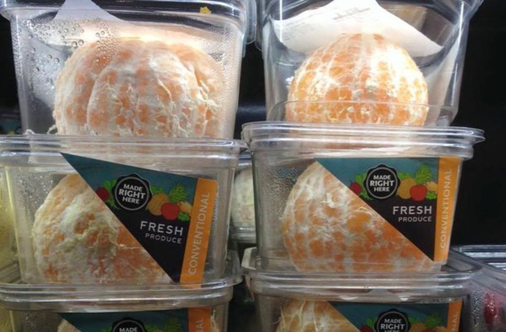 Nathalie Gordon kommentiert diese geschälten Orangen in Plastik ironisch: „Wenn die Natur doch nur einen Weg gefunden hätte, Orangen natürlich zu schützen, dann müssten wir nicht so viel Plastik verschwenden“.