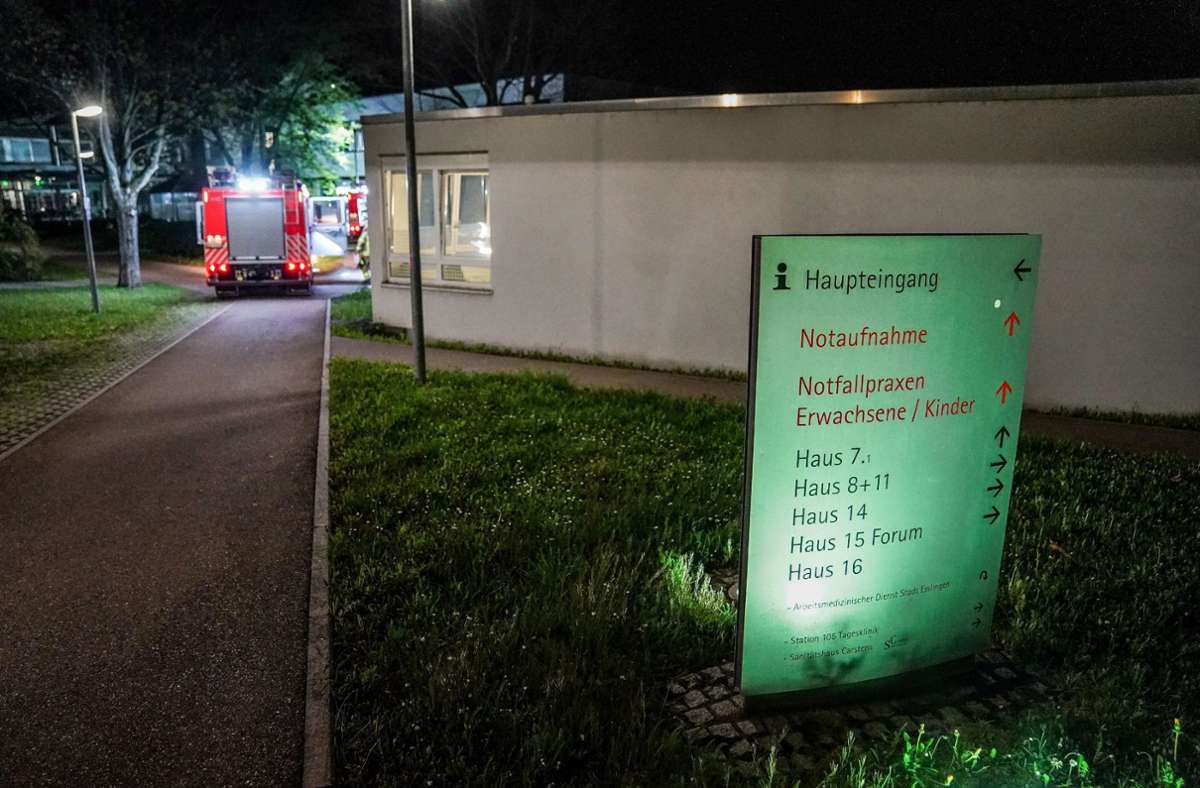 Ausgelaufenes Kühlmittel hat am späten Abend des Ostermontags im Klinikum Esslingen die Einsatzkräfte auf den Plan gerufen.