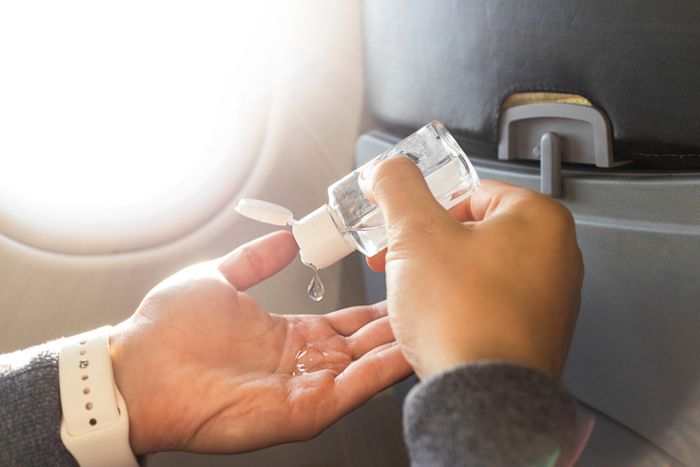 Darf man Desinfektionsmittel ins Flugzeug mitnehmen?