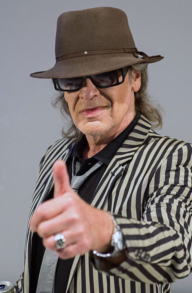 ...wie zum Beispiel bei Panikrocker Udo Lindenberg, dessen Hut und Sonnenbrille längst zum Markenzeichen geworden sind,...