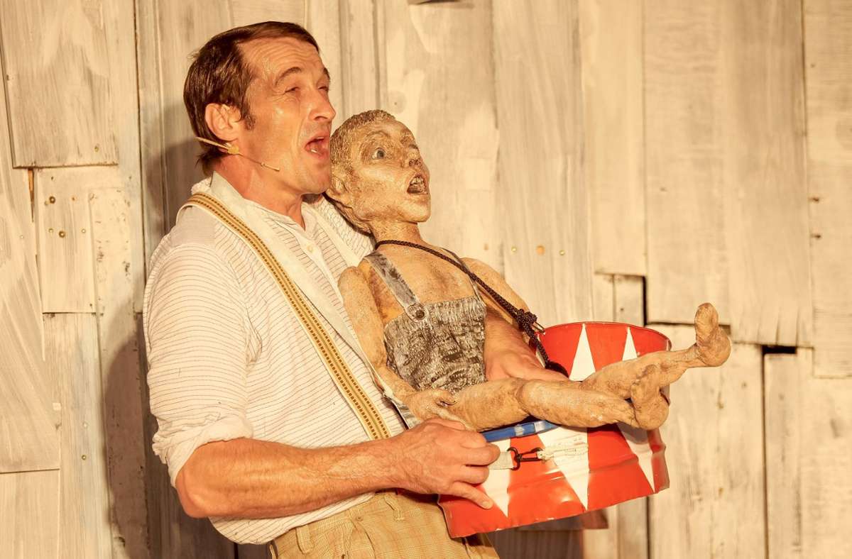 Der langjährige Theatersommer-Schauspieler Bernhard Linke als Alter Ego Oskars steht nur mit einer Puppe, die den widerspenstigen Oskar verkörpert, auf der Bühne.