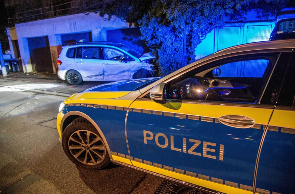In dem VW wurden der Taxifahrer sowie zwei Fahrgäste schwer und drei weitere Fahrgäste leicht verletzt.