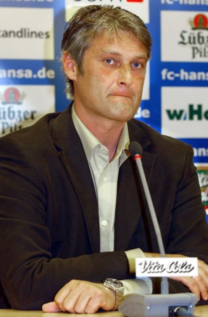 Bei seinem ersten Job in der Bundesliga gehörte Abstiegskampf zum Tagesgeschäft. Nach vier Niederlagen in Folge zum Saisonbeginn trat Veh am 6. Oktober 2003 bei Hansa Rostock zurück und kehrte zum FC Augsburg zurück ...