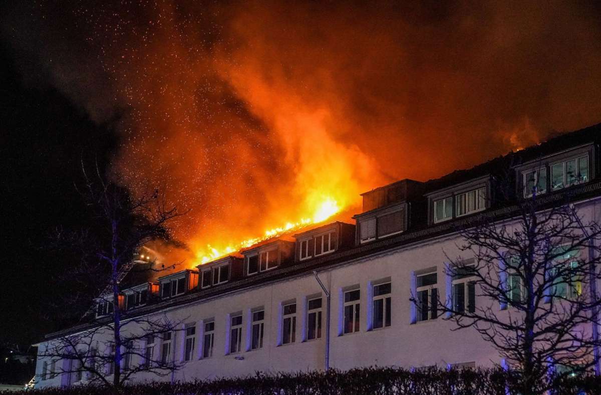 Auch am frühen Mittwochmorgen - etwa zwei Stunden nach Alarmierung der Feuerwehr - stand die Halle noch in Flammen.