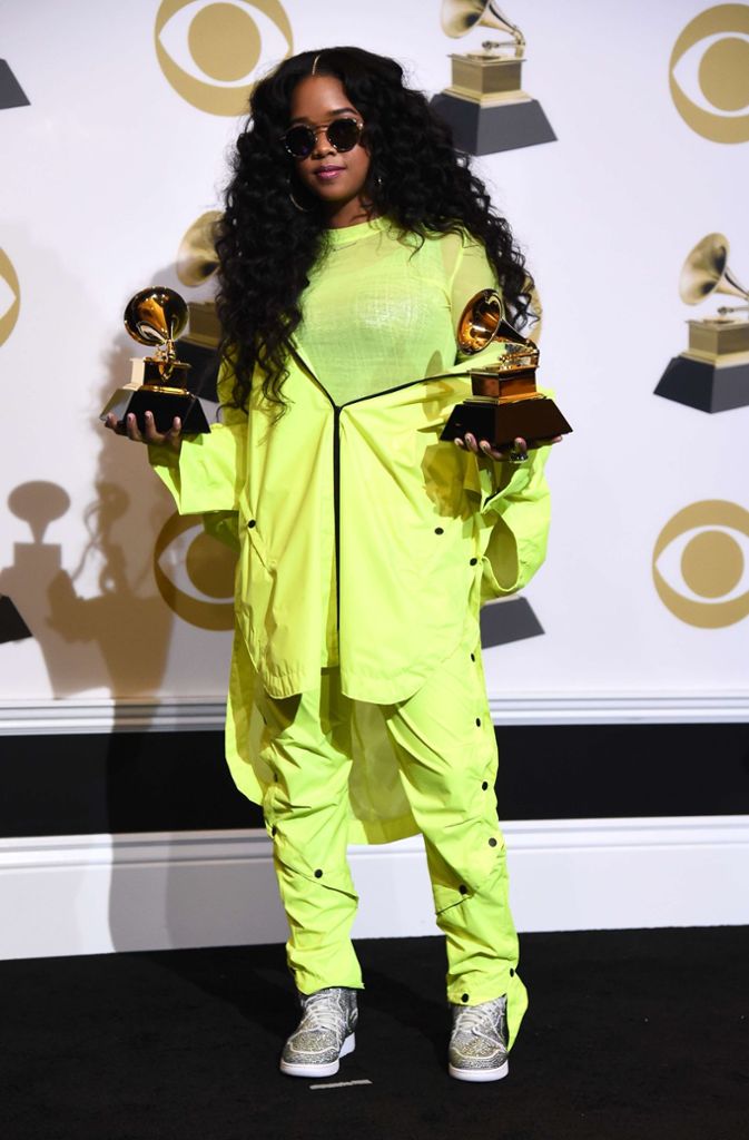 Soul-Sängerin H.E.R bekam zwei Grammys für die beste R&B Performance und das beste R&B Album. Für ihr Outfit wäre die US-Amerikanerin wohl leer ausgegangen.