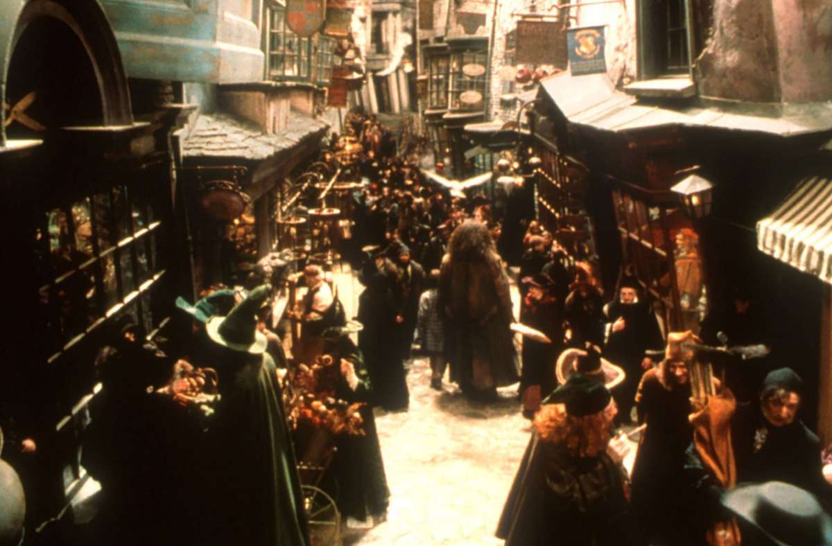 Im ersten Teil „Harry Potter und der Stein der Weisen“ nimmt Hagrid Harry das erste Mal mit in die Winkelgasse, eine geschäftige Einkaufsstraße in der Welt der Hexen und Zauberer.