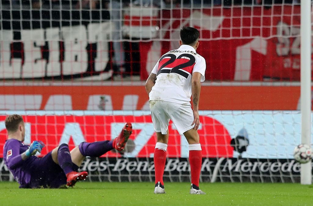 Unglaublich, aber wahr: Nicolas Gonzalez traf am 22. Dezember im Heimspiel gegen den FC Schalke 04 bei der Riesenchance zum 1:1 kurz nach der Pause statt dem leeren Tor nur den Pfosten – der VfB unterlag zum Abschluss der Hinrunde mit 1:3. So gingen die Stuttgarter, für die eben jener Gonzalez mit seinem ersten Bundesliga-Treffer das zwischenzeitliche 1:2 markierte, als Tabellen-16. in die Winterpause.