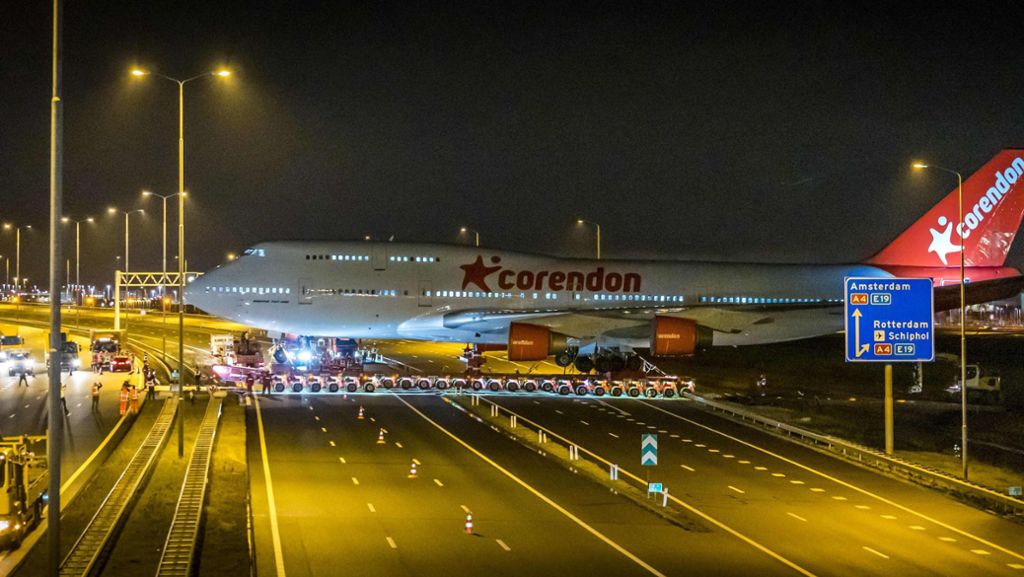 Spektakuläre letzte Reise: Boeing 747 überquert Autobahn