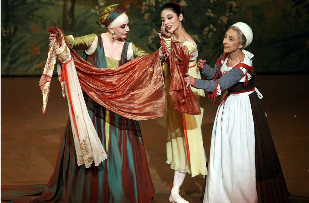 Jubliäumsvorstellung von „Romeo und Julia“: Georgette Tsinguirides als Amme mit Marcia Haydée (links) und Sue Jin Kang (Mitte)