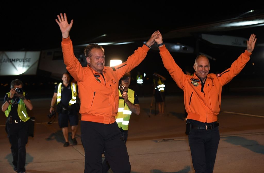 Geschafft! Die Schweizer Piloten Andre Borschberg (links) und Bertrand Piccard feiern den erfolgreichen Flug.