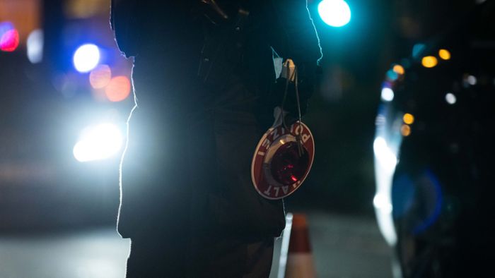 Mit zwei Promille auf der A7 unterwegs: Polizei stoppt betrunkenen Autofahrer