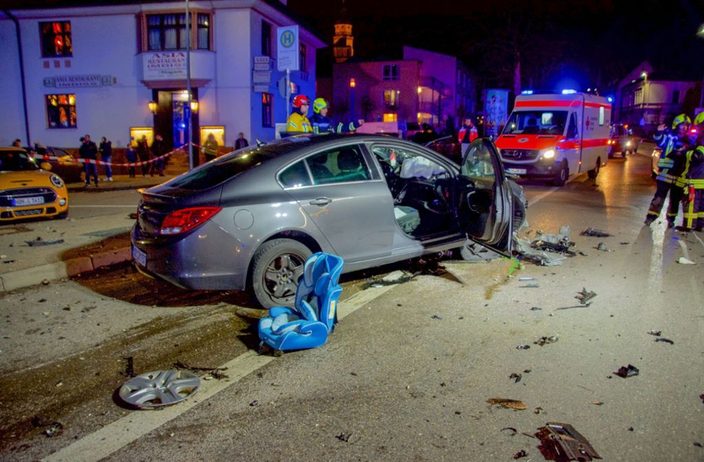 Ein 33 Jahre alter Opel-Fahrer ist mit seinem Wagen in Giengen an der Brenz (Kreis Heidenheim) gegen einen Brunnen und ein Wartehäuschen geschleudert.