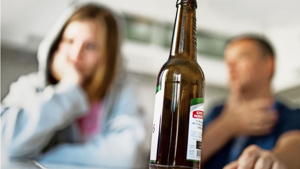  Zwischen 1,5 und 2 Millionen Deutsche sind alkoholabhängig. Unter der Sucht leiden auch die Angehörigen. Sollten sie den Betroffenen damit konfrontieren? Oder lieber schweigen? 