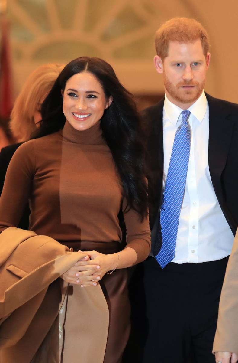 Prinz Harry und Herzogin Meghan teilen einer überraschten Öffentlichkeit mit, dass sie aus der ersten Reihe zurücktreten und nicht länger zu den „senior members“ der royalen Familie gehören wollen.
