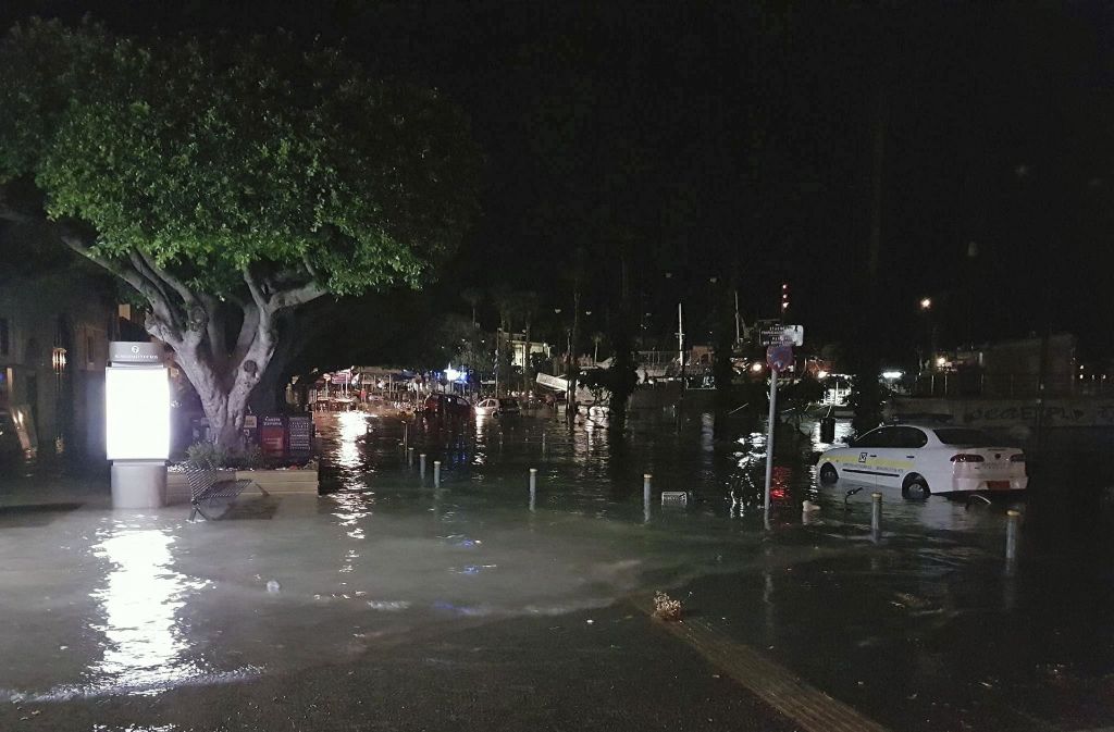 ...überschwemmten das Hafenviertel.