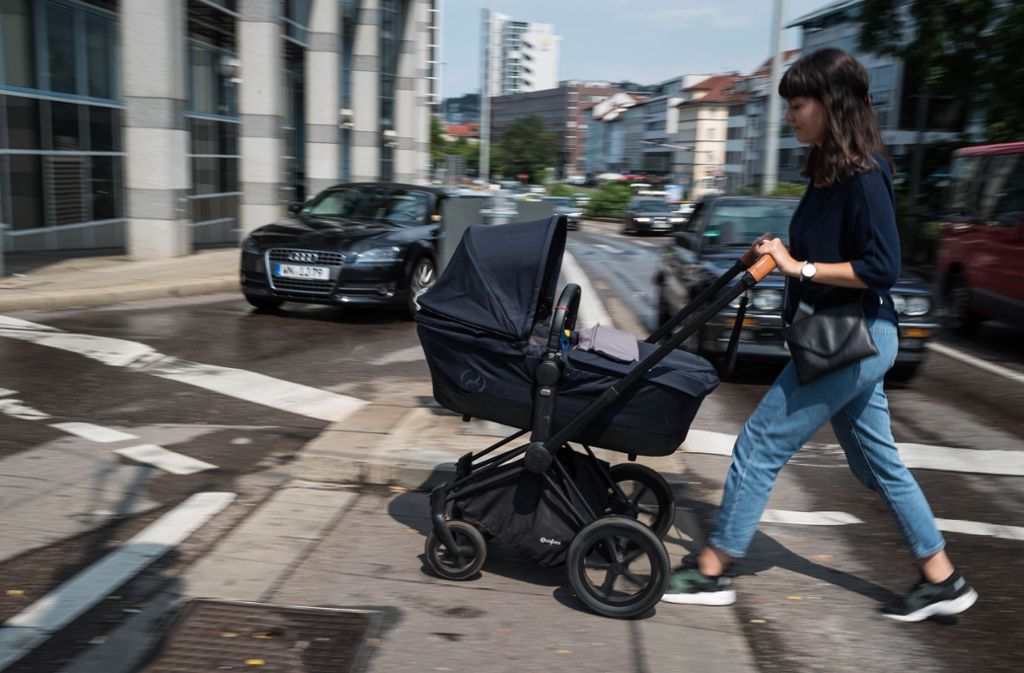 Verkehrsinseln sind oft so schmal, dass ein Kinderwagen und ein Elternteil kaum Platz darauf finden – während vorne und hinten die Autos vorbeibrausen.