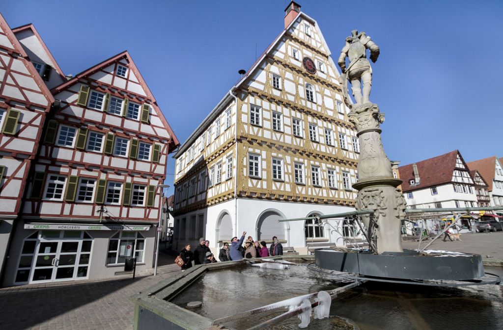 Tipp 9: Auch Leonberg hat einen romantischen Altstadtkern zu bieten. Aus dem 15. Jahrhundert stammt das Alte Rathaus. Nicht weit vom Marktplatz entfernt steht ein schmales Fachwerkhaus, in dem ein paar Jahre der junge Johannes Kepler mit seinen Eltern lebte. Mehr Infos im Netz