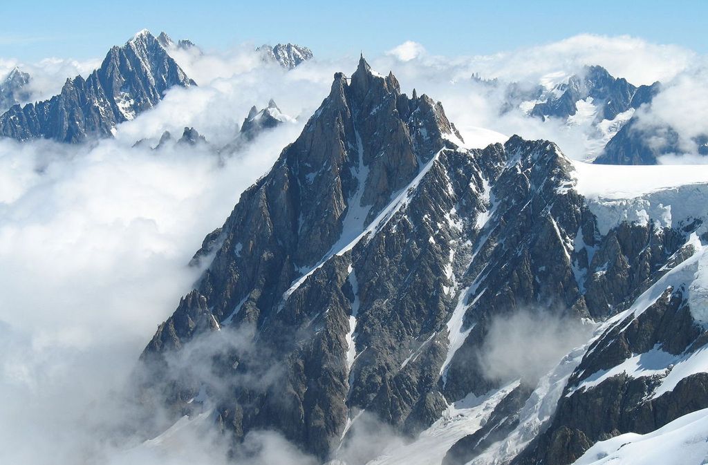 Die Aiguille du Midi (3842 Meter) ist ein felsiger Vorposten im Montblanc-Massiv südlich von Chamonix. Der Gipfel ist durch eine Seilbahn für den Tourismus erschlossen und stellt einen der beliebtesten Aussichtspunkte auf dem höchsten Gebirgszug der Alpen dar.