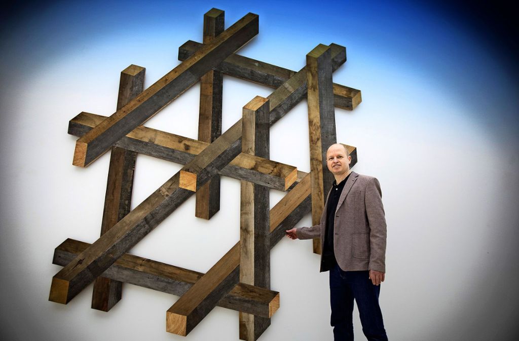 Robert Steng vor seinem Werk „Großer Würfel“ in der Ostfilderner Galerie