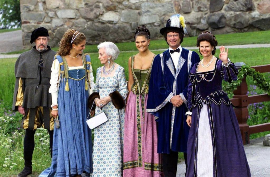 Die Mitglieder der schwedischen Königsfamilie (v.l.n.r), Prinzessin Madeleine, Prinzessin Lilian, Kronprinzessin Victoria, König Carl XVI Gustaf und seine Frau Königin Silvia sind in historische Gewänder. gekleidet.