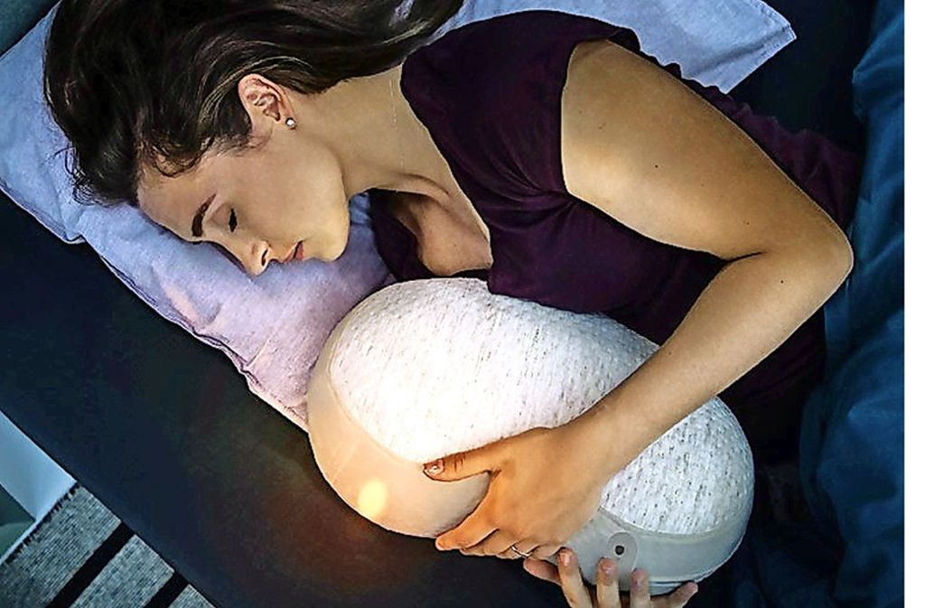 Schlafroboter Somnox in Kissenform: Er passt sich dem Atemrhythmus seines Nutzers automatisch an und spielt den Herzschlag oder Schlaflieder ab.