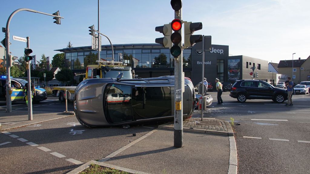 Ludwigsburg: Auto kippt bei Unfall um – Fahrerin schwer verletzt