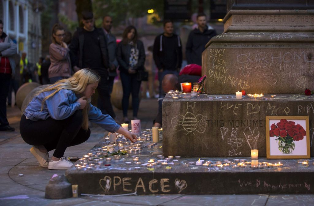 Eine Woche nach dem Anschlag von Manchester haben hunderte Menschen in der englischen Stadt der Opfer gedacht.