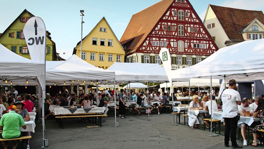  Die Entscheidung der Zwiebelfestwirte für das vorzeitige Aus der Traditionshocketse auf dem Esslinger Marktplatz hat im Netz Verwunderung, Trauer aber auch sehr viel Zustimmung hervorgerufen. 