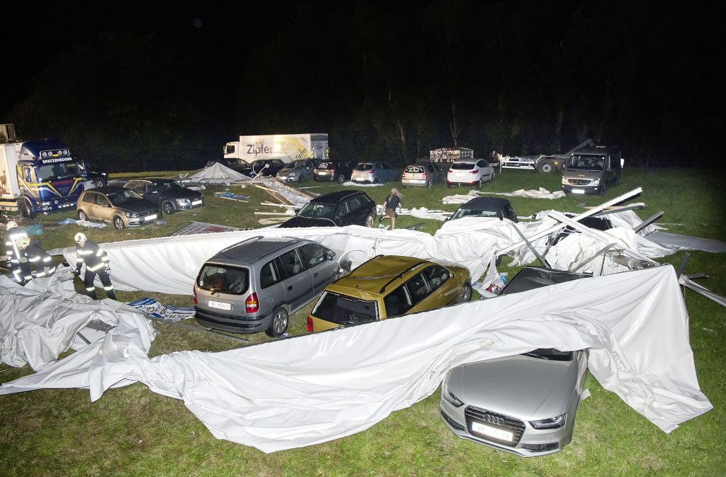 Das Zelt war über den Festgästen zusammengebrochen.