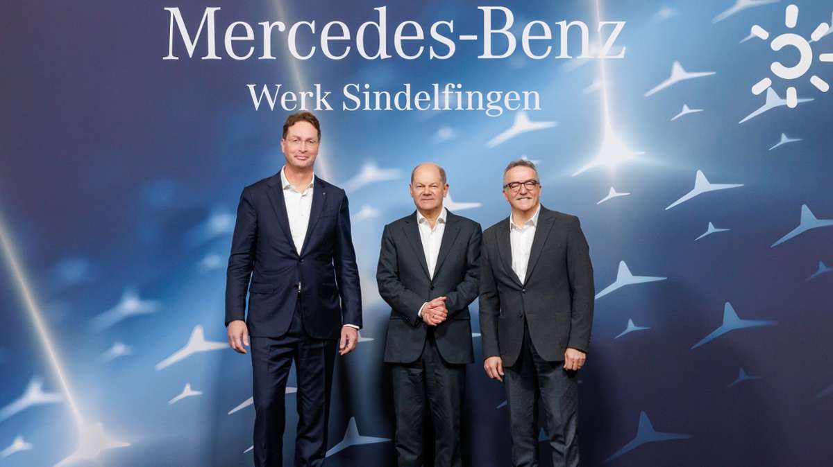 Ola Källenius (links), Vorstandsvorsitzender der Mercedes-Benz Group AG, und Ergun Lümali, Gesamtbetriebsratsvorsitzender und Betriebsratsvorsitzender am Standort Sindelfingen, heißen den Kanzler Willkommen.