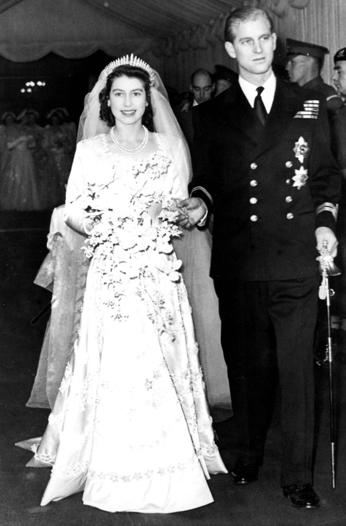 Viele Prinzen würden die britische Prinzessin gerne zum Altar führen - doch Elizabeth entscheidet sich 1947 für einen deutsch-griechisch-dänischen Adligen ohne Land und Titel.