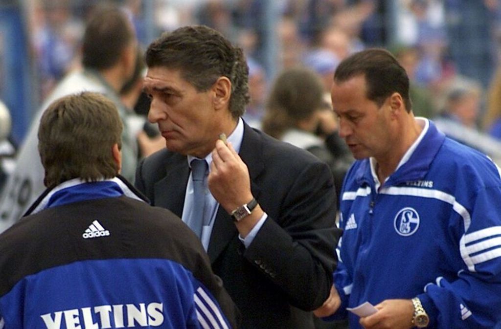 2001 folgte der bitterste Moment seiner Laufbahn: Vier Minuten lang glaubten Fans und Verantwortliche des FC Schalke 04, endlich die lang ersehnte Deutsche Meisterschaft zu feiern – bis der FC Bayern in der Nachspielzeit zuschlug. Die „Meister der Herzen“ waren geboren.