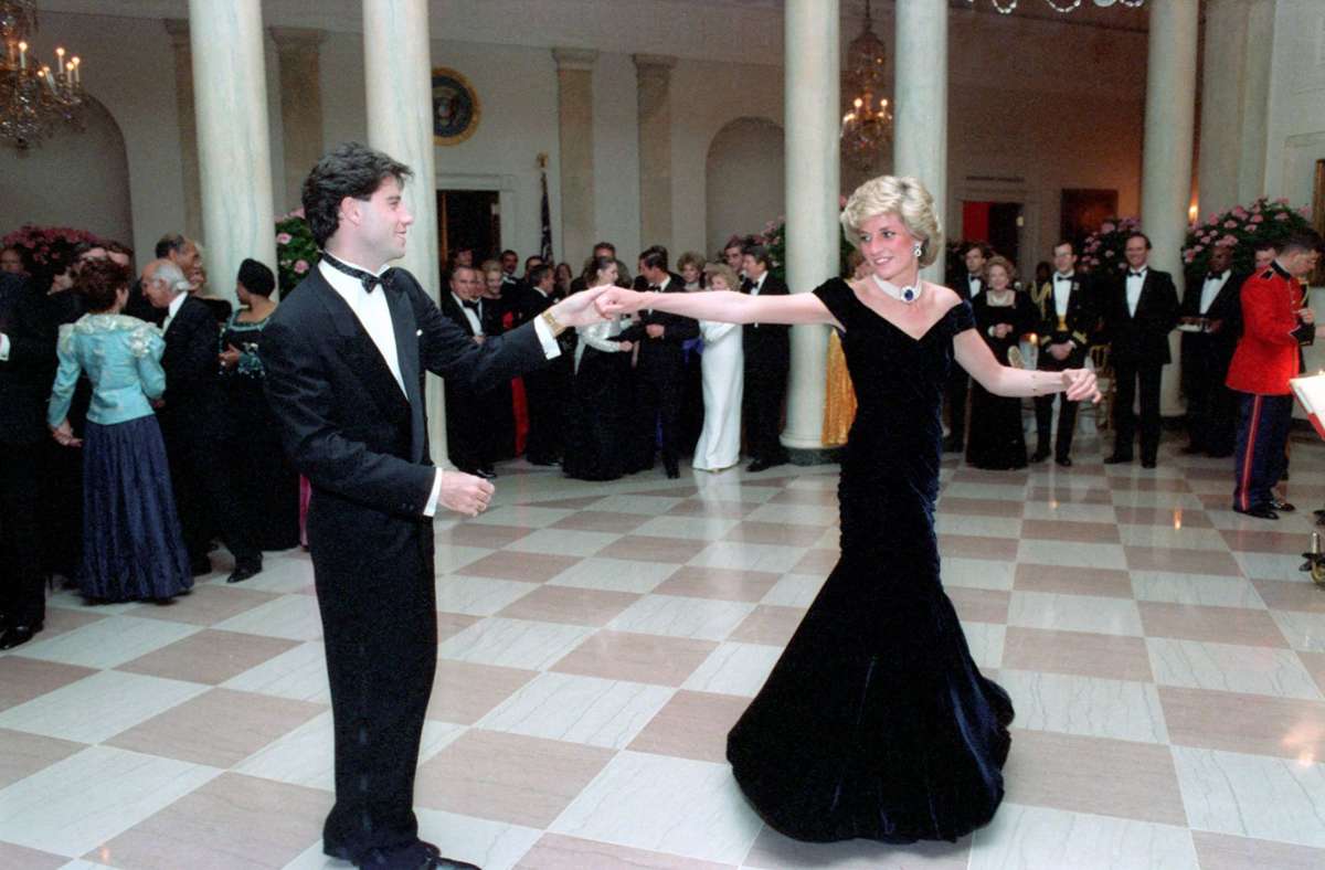 Das „Travolta-Kleid“ kennt (fast) jeder: In einem mitternachtsblauen Samtkleid von Victor Edelstein wirbelte Diana bei einem Staatsbankett im Weißen Haus 1985 mit dem Schauspieler John Travolta übers Tanzparkett. Die spektakuläre Abendrobe wurde mehrmals versteigert – 2013 erlöste sie 240.000 Pfund.