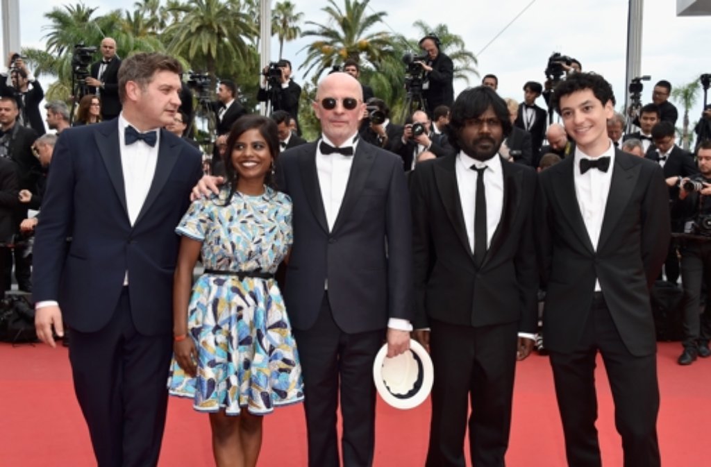 Der französische Regisseur Jacques Audiard (Mitte) hat für sein gesellschaftskritisches Drama "Dheepan" die Goldene Palme beim Filmfestival in Cannes verliehen bekommen.