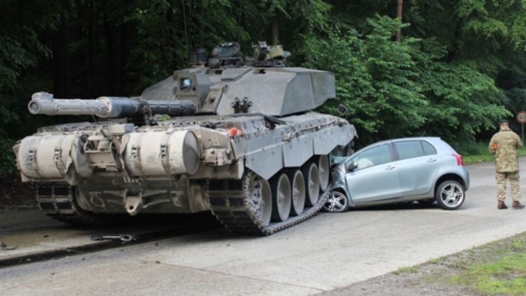 Kurioser Unfall bei Detmold: Fahranfängerin übersieht Panzer