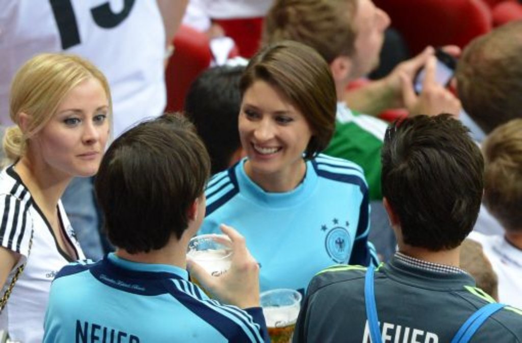 Kathrin Glich (Mitte) ist die Freundin von DFB-Torwart Manuel Neuer.