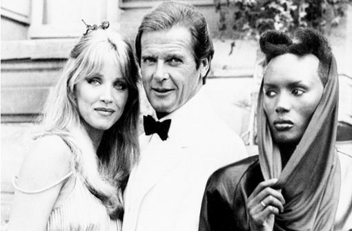 1984: Der britische Schauspieler Roger Moore mit seinen Kolleginnen Tanya Roberts (links) und Grace Jones am Set des Films „James Bond 007 – Im Angesicht des Todes“. Foto: dpa/Alexis Duclos