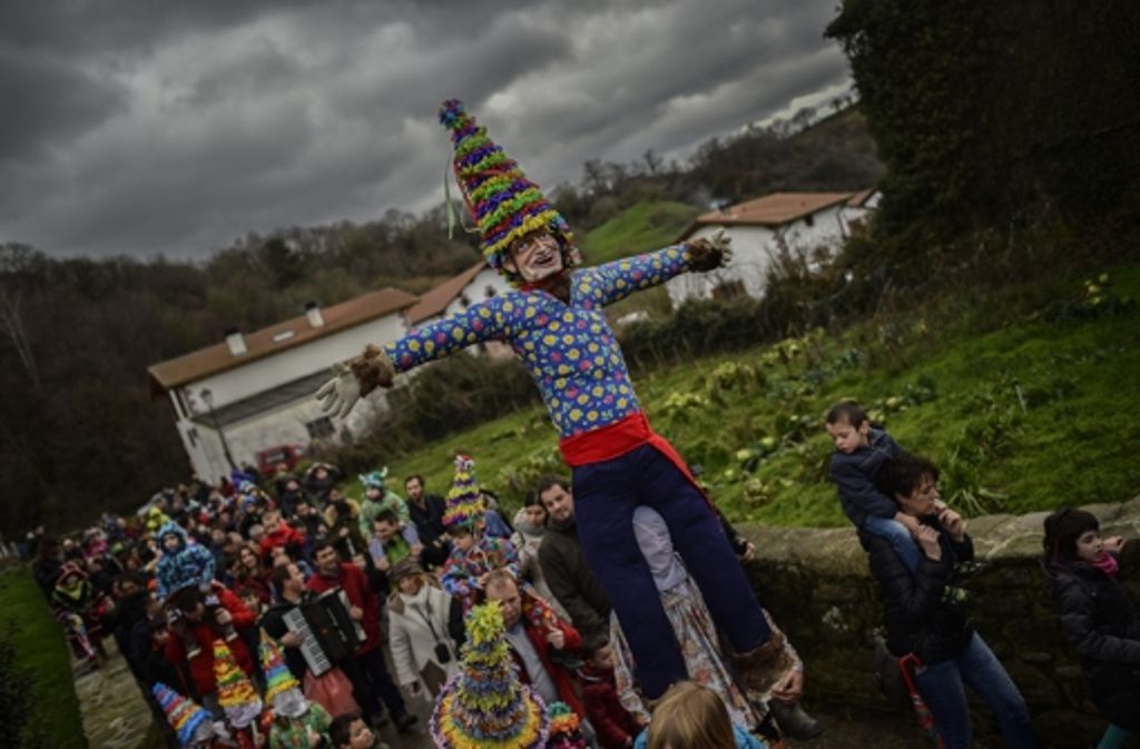 Ebenfalls im Norden Spaniens, wird in dem kleinen Dorf Lanzt in den Pyrenäen, von Sonntag bis Dienstag Karneval gefeiert. Traditionellerweise treffen hier in einem symbolischen Kampf ‚Gut’ und ‚Böse’ aufeinander, wodurch bei den Besuchern der Drang nach Gerechtigkeit steigen soll.