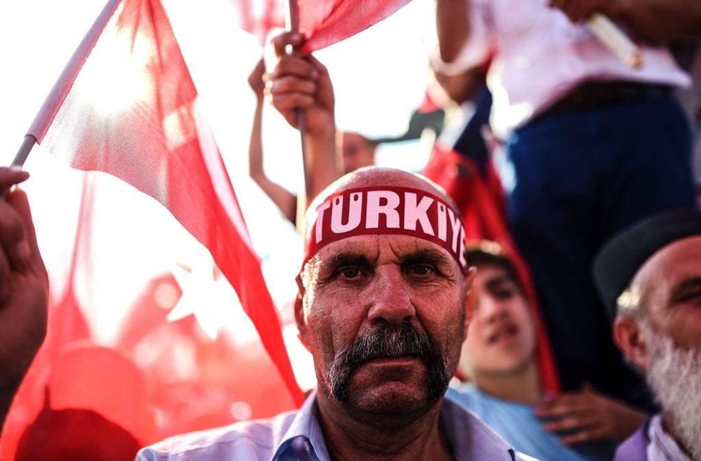 Viele Erdogan-Anhänger kamen mit roten Fahnen oder Bändern zur Versammlung.
