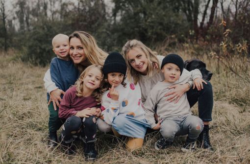 Natalia Lamotte (links) mit ihren drei Kindern sowie ihrer Schwester Sarah Galan und deren Kind. Foto: Lamotte/Lamotte