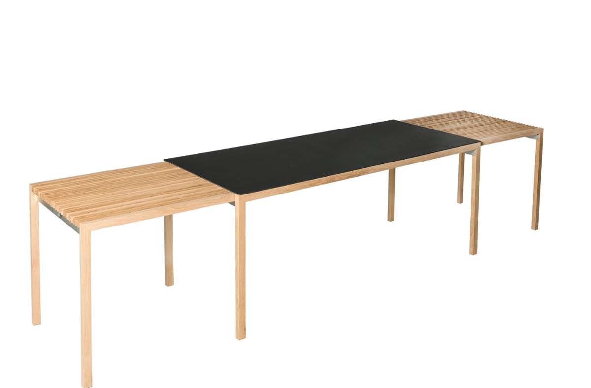 . . . die große Variante des Tisches misst 192-264 cm mit einem Auszug und mit zwei 192-348 cm. Der Tisch lässt sich stufenlos vergrößern. Bei der großen Version entsteht eine Festtafel für bis zu zwölf Personen.