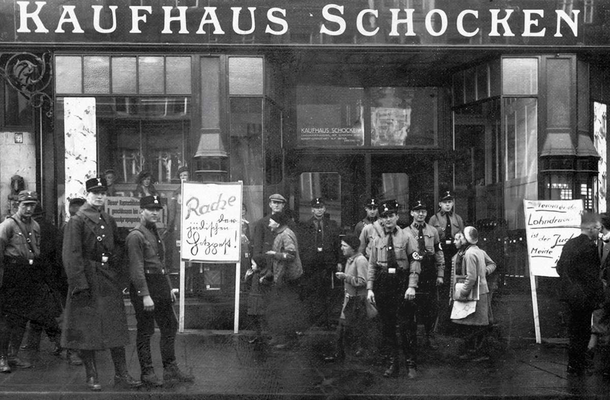 Ab Februar 1933 riefen die Nationalsozialisten zu Boykotten jüdischer Geschäfte auf, auch die Schocken-Kaufhäuser waren betroffen.
